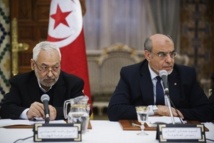 Tunisie: l'imbroglio politique se poursuit, le Premier ministre consulte