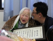 Au Japon, la femme la plus vieille du monde souffle ses 115 bougies Au Japon, la femme la plus vieille du monde souffle ses 115 bougies