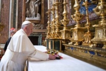 Premiers pas du pape argentin François, sous le signe de la simplicité