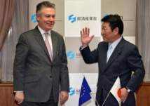 Le commissaire européen Karel De Gucht et le ministre japonais de l'Economie Toshimitsu Motegi