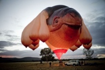 Une tortue géante à mamelles dans le ciel de Canberra: l’opinion divisée Une tortue géante à mamelles dans le ciel de Canberra: l’opinion divisée