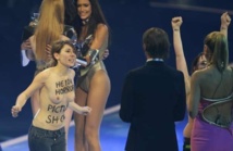 Deux Femen perturbent un show télé présenté par Heidi Klum Deux Femen perturbent un show télé présenté par Heidi Klum