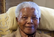 Mandela, entre la vie et la mort, entouré par sa famille