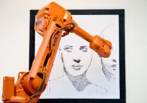 Un artiste dessine, des robots reproduisent ses dessins Un artiste dessine, des robots reproduisent ses dessins