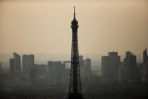 Un militant de Greenpeace se suspend brièvement à la Tour Eiffel Un militant de Greenpeace se suspend brièvement à la Tour Eiffel