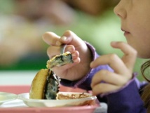 Un tiers des jeunes enfants mangent devant un écran