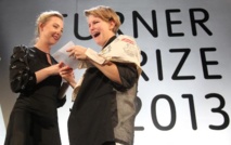 Laure Prouvost reçoit son prix des mains de l'actrice Saoirse Ronan