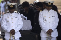 La dépouille de Mandela offerte aux regards dans son cercueil La dépouille de Mandela offerte aux regards dans son cercueil