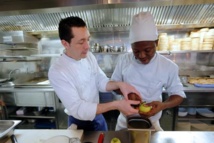 Le chef William Pradeleix avec un apprenti chef, Moussa Coulibaly Le chef William Pradeleix avec un apprenti chef, Moussa Coulibaly