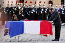 Soldats tués en Centrafrique: Hollande évoque "l'honneur de la France"