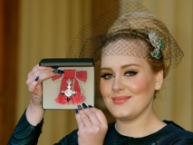 La chanteuse Adele décorée par le prince Charles