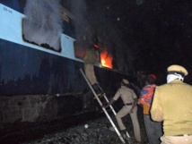 Inde: 23 morts dans un incendie à bord d'un train Inde: 23 morts dans un incendie à bord d'un train