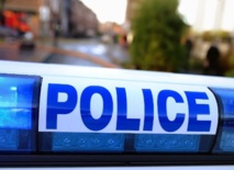 Nu sur la route, il arrête un automobiliste et le mord jusqu'au sang Nu sur la route, il arrête un automobiliste et le mord jusqu'au sang