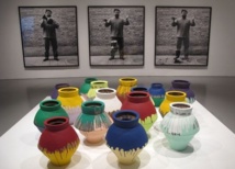 Il brise un vase d'un million de dollars en guise de protestation contre l'exposition de l'art étranger Il brise un vase d'un million de dollars en guise de protestation contre l'exposition de l'art étranger