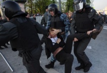 Russie: 8 manifestants anti-Poutine jugés coupables de "troubles massifs" Russie: 8 manifestants anti-Poutine jugés coupables de "troubles massifs"