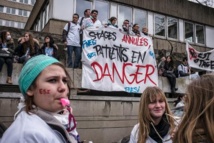Plusieurs milliers d'étudiants infirmiers manifestent leur colère