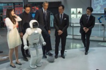 Obama joue au foot avec un robot japonais