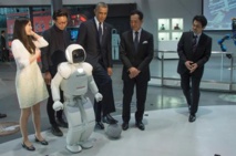 Obama joue au foot avec un robot japonais Obama joue au foot avec un robot japonais