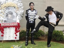 Etats-Unis: cinq ans après sa mort, le mausolée de Michael Jackson fleuri Etats-Unis: cinq ans après sa mort, le mausolée de Michael Jackson fleuri