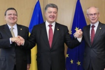 Le président de la Commission européenne Jose Manuel Barroso, le président ukrainien Petro Porochenko et le président du Conseil européen Herman Van Rompuy