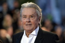 Alain Delon hospitalisé pour un "problème aux nerfs du visage" Alain Delon hospitalisé pour un "problème aux nerfs du visage"