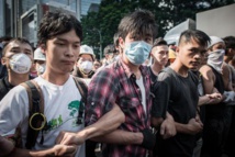 Hong Kong: des manifestants attaqués par des dizaines d'hommes masqués Hong Kong: des manifestants attaqués par des dizaines d'hommes masqués