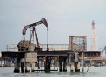 Après l'Opep, les prix du pétrole s'effondrent Après l'Opep, les prix du pétrole s'effondrent