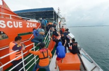 Indonésie: des corps et des débris de l'avion d'AirAsia retrouvés en mer Indonésie: des corps et des débris de l'avion d'AirAsia retrouvés en mer