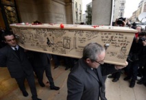 Charlie Hebdo enterre ses morts, Hollande apaisant