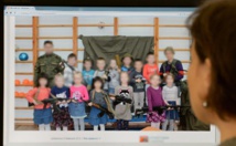 Russie: des enfants posent à l'école maternelle avec des kalachnikov