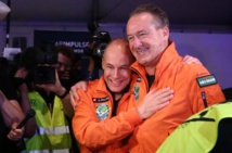 Le pilote suisse Bertrand Piccard étreint son compatriote André Borschberg