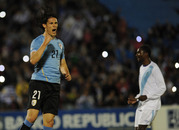 L'attaquant uruguayen Edinson Cavani après avoir inscrit un but contre le Guatemala en match amical