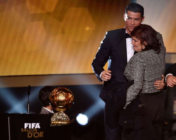 Cristiano Ronaldo et sa mère lors de la cérémonie du Ballon d'Or