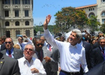 Après 54 ans d'absence, le drapeau américain flotte sur La Havane Après 54 ans d'absence, le drapeau américain flotte sur La Havane