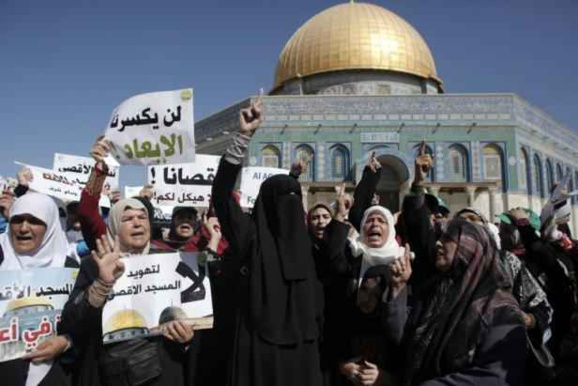 Des femmes palestiniennes manifestent le 27 septembre 2015 sur l'esplanade des Mosquées à Jérusalem Des femmes palestiniennes manifestent le 27 septembre 2015 sur l'esplanade des Mosquées à Jérusalem