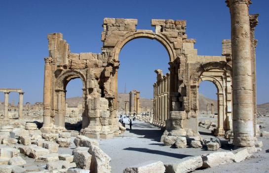 Le groupe Etat islamique a fait exploser l'Arc de triomphe de Palmyre en Syrie qui était considéré comme un bâtiment phare de cette cité antique classé au patrimoine mondial  de l'humanité.