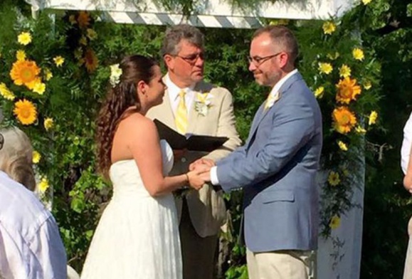 Rencontrés grâce à un bug Facebook, Celeste et Schuler sont aujourd'hui mari et femme. Rencontrés grâce à un bug Facebook, Celeste et Schuler sont aujourd'hui mari et femme.