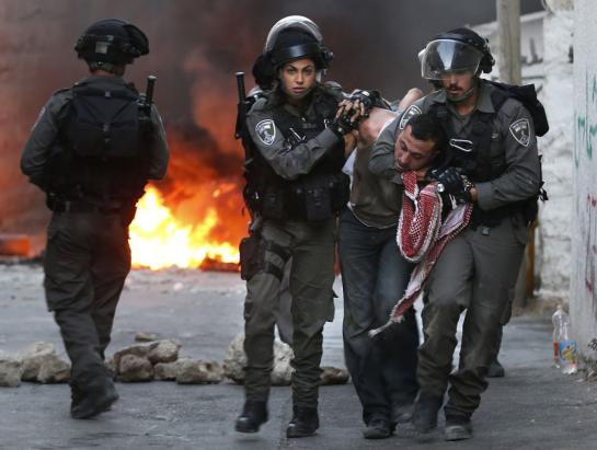 Lundi 5 octobre. Des soldats israéliens arrêtent un Palestinien lors de heurts dans un quartier de Jérusalem est