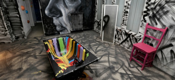 ne baignoire peinte par l’artiste David Walker pour le projet street art de la « tour 13 » à Paris ne baignoire peinte par l’artiste David Walker pour le projet street art de la « tour 13 » à Paris