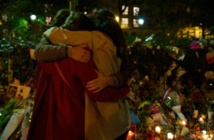 Attentats de Paris: place au deuil, au moins un suspect en fuite Attentats de Paris: place au deuil, au moins un suspect en fuite