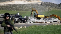 L’armée israélienne perquisitionne le domicile d’un palestinien à Qalqilya (Cisjordanie) en prélude à sa démolition