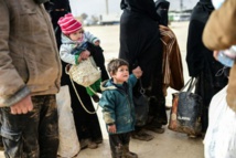 Syrie: des milliers de familles attendent dans le froid de passer en Turquie