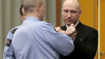 Des policiers retirent les menottes à Anders Behring Breivik, au premier jour de son procès intenté contre l'Etat norvégien, le 15 mars 2016.