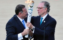 Le patron des Jeux de Rio Carlos Nuzman reçoit la flamme olympique des mains de Spyros Kapralos