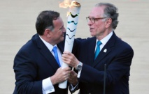 Le patron des Jeux de Rio Carlos Nuzman reçoit la flamme olympique des mains de Spyros Kapralos Le patron des Jeux de Rio Carlos Nuzman reçoit la flamme olympique des mains de Spyros Kapralos