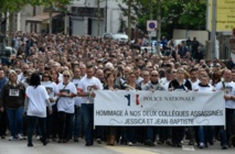 Policier et sa compagne tués: marche blanche de 2500 personnes