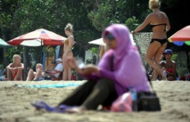 Indonésie: une femme en bikini sur un paquet de nouilles fait scandale Indonésie: une femme en bikini sur un paquet de nouilles fait scandale