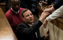 Oscar Pistorius hospitalisé après une chute dans sa cellule Oscar Pistorius hospitalisé après une chute dans sa cellule