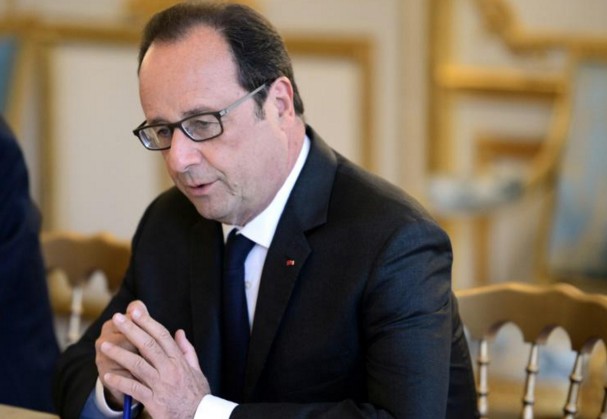 Lâché par Macron, Hollande appelle le gouvernement à jouer "collectif"