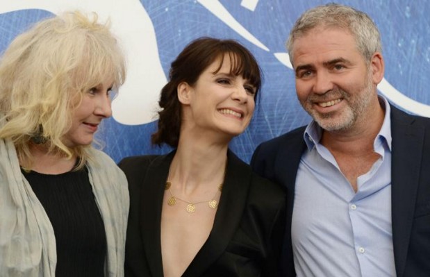 Stéphane Brizé, aux côtés des actrices Judith Chemla (d) et Yolande Moreau (g)